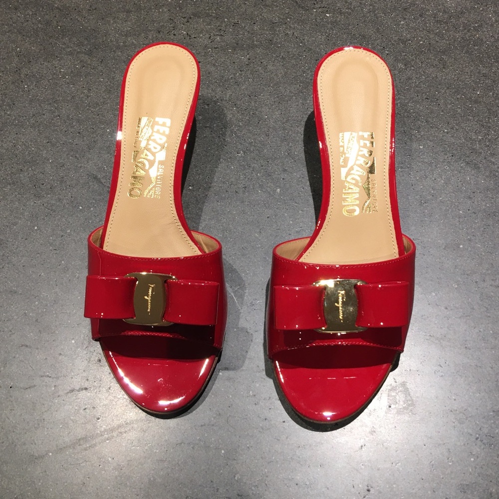 Brand new Ferragamo - vara bow slide sandal- size 6.5